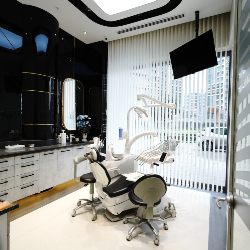 Cabinet and room for dental treatment